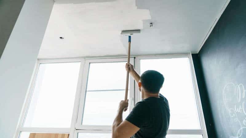 Quel est le prix de travaux de peinture au plafond ?