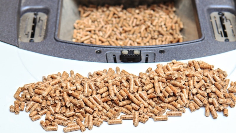 Granulés bois devant le silo de chargement automatique d'une chaudière à pellets